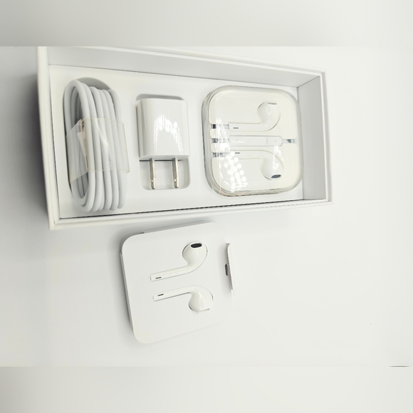 Apple iPhone 6s 32 GB Empty Box, With A Charger A Cable & Headphones NO Phone - Picture 3 of 8